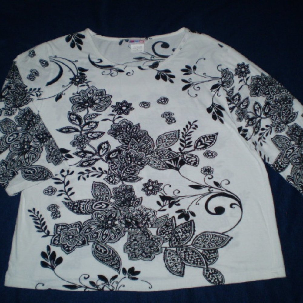 SIZE: MEDIUM~WHITE/BLACK FLORAL PRINT..3/4 SLEEVE~KNIT TOP~MINT CONDITION